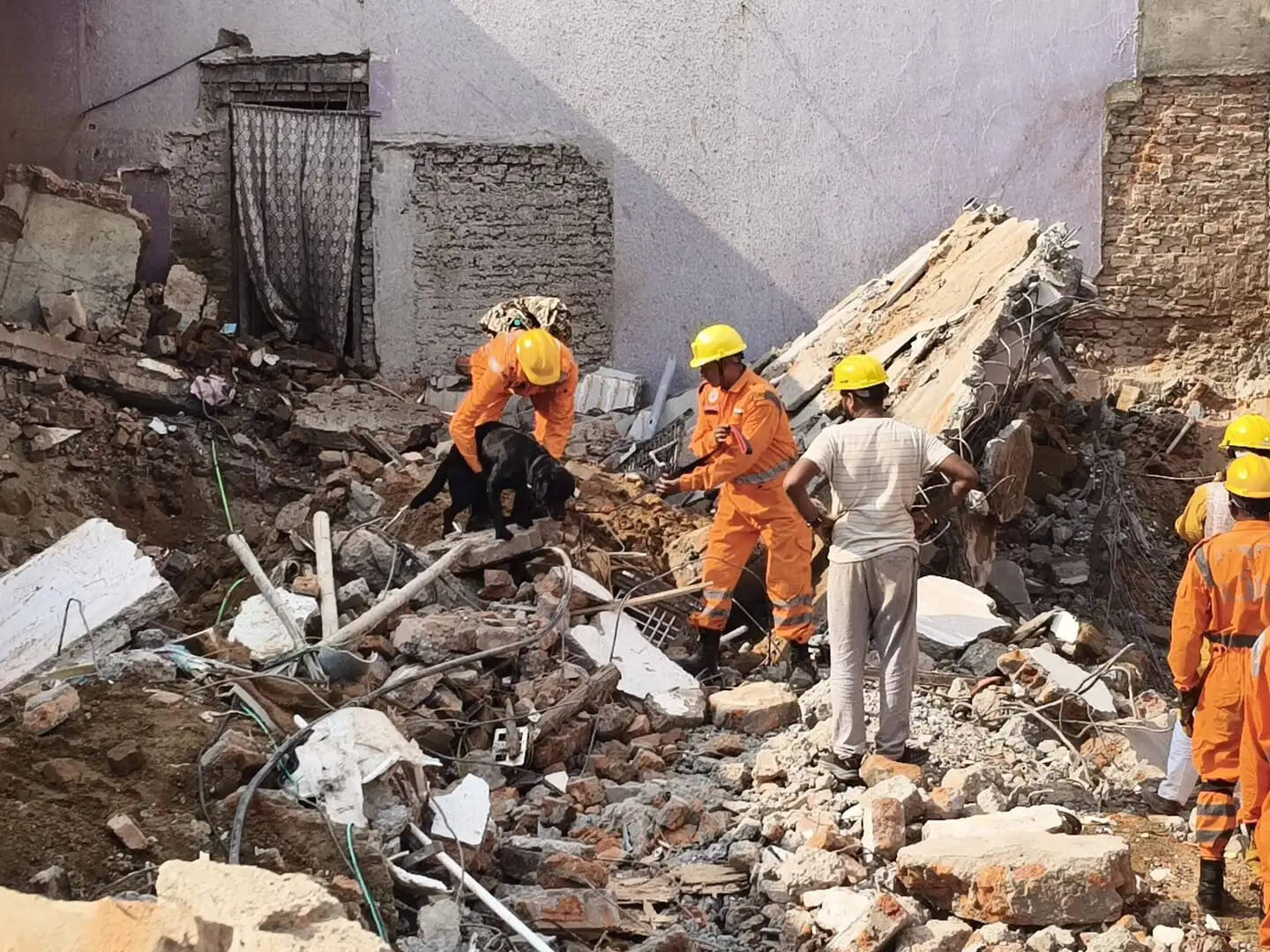 (अपडेट) अनूपपुर लॉज हादसा- तीसरा शव महिला का मिला, अब भी लोगों के दबे होने की आशंका