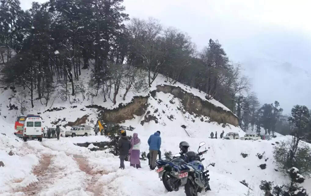 नेपाल के हिमालयी जिलों में भारी बर्फबारी और बारिश के कारण मतदान केंद्र बदलने की तैयारी