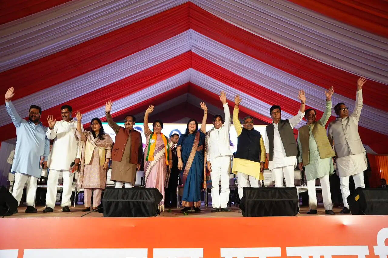 मुख्यमंत्री ने ‘प्रवास कार्यक्रम’ में गिनाईं सरकार की उपलब्धियां