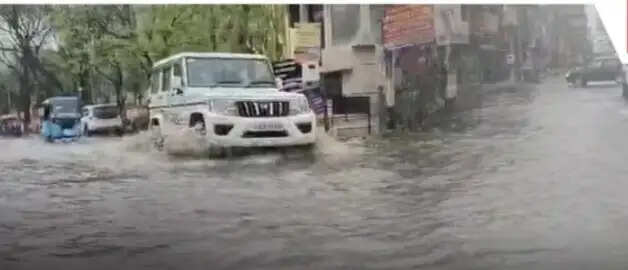 भारी बारिश से गुवाहाटी के कई इलाके जलमग्न