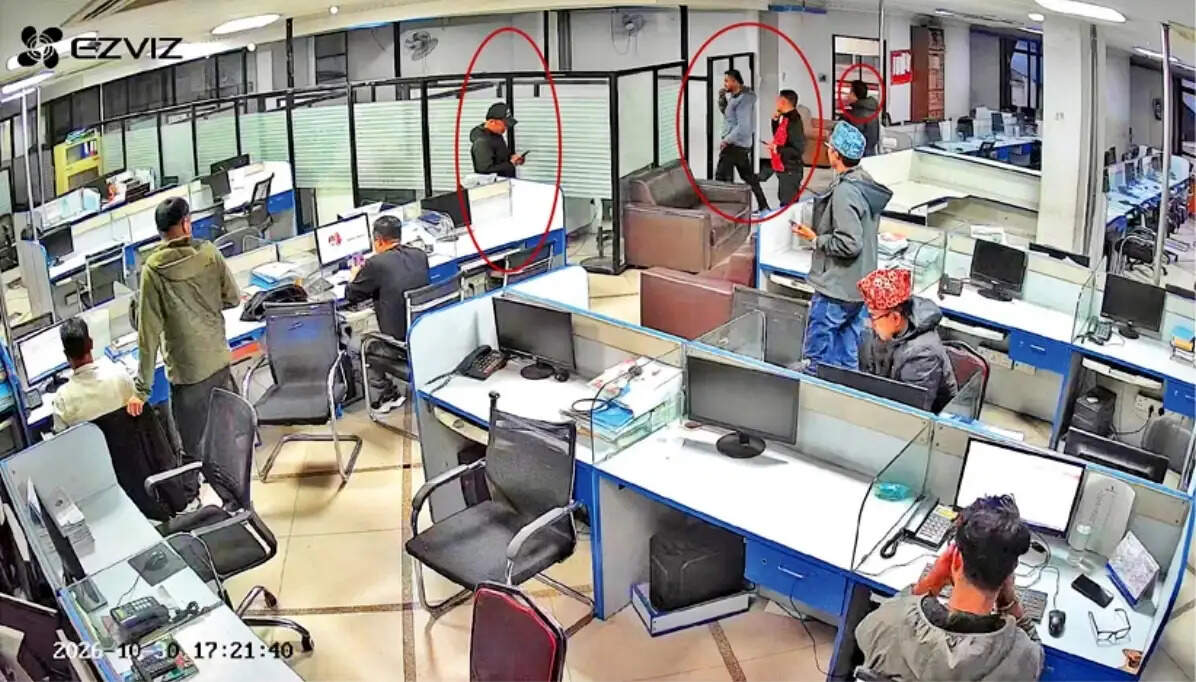 नेपाल में मीडिया संस्थानों पर मध्यरात में पुलिस की छापेमारी, कई पत्रकार हिरासत में
