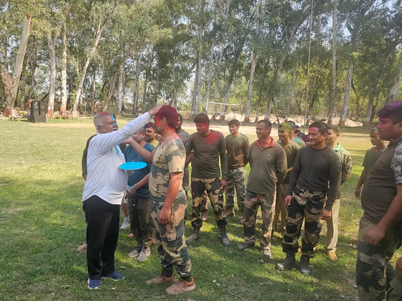 सुखनंदन चौधरी ने चिकन नेक सीमा चौकी पर बीएसएफ जवानों के साथ मनाई होली