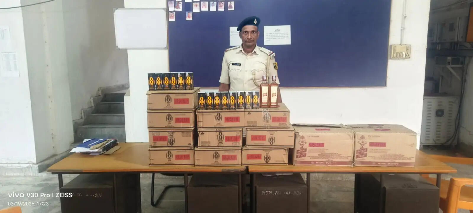 बेतिया में भारी मात्रा में विदेशी शराब जब्त