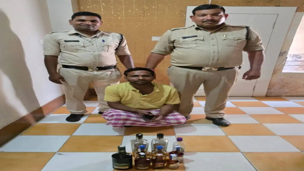 अम्बिकापुर : होटल दीप में आबकारी विभाग की छापामार कार्रवाई, अवैध शराब बेचते हुए मैनेजर गिरफ्तार