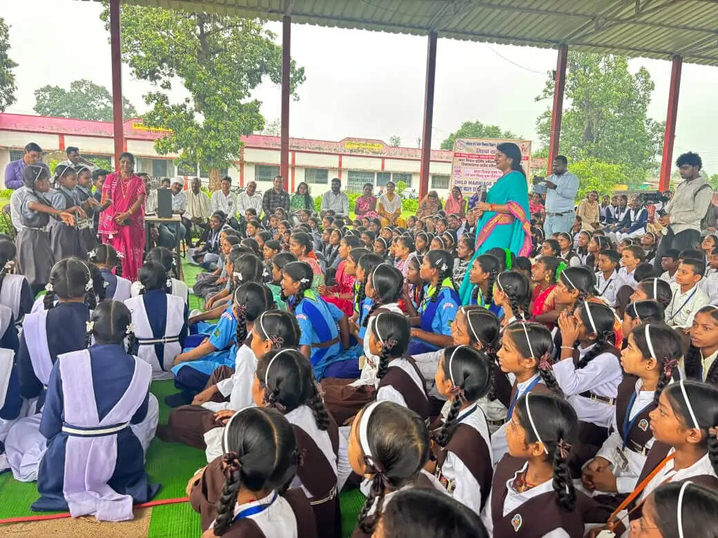 रिमझिम बारिश के बीच ग्राम घठुला में सजी बाल चौपाल 2.0, बच्चों ने सीखे अधिकार और सुरक्षा के गुर