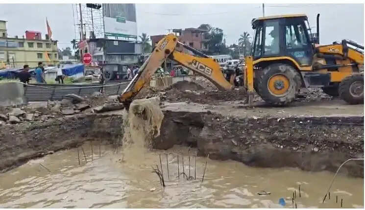 गड्ढे में गिरकर युवक की मौत