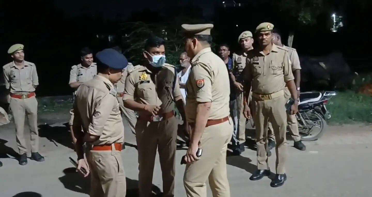 प्रेम विवाह की रंजिश में युवक की गला रेतकर हत्या, परिजनों का सड़क पर प्रदर्शन