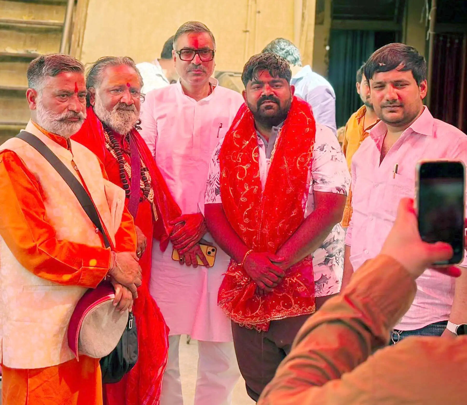 मोनू मानेसर कड़ी सुरक्षा के बीच बुलेटप्रूफ जैकेट पहने पहुंचे गुरुग्राम