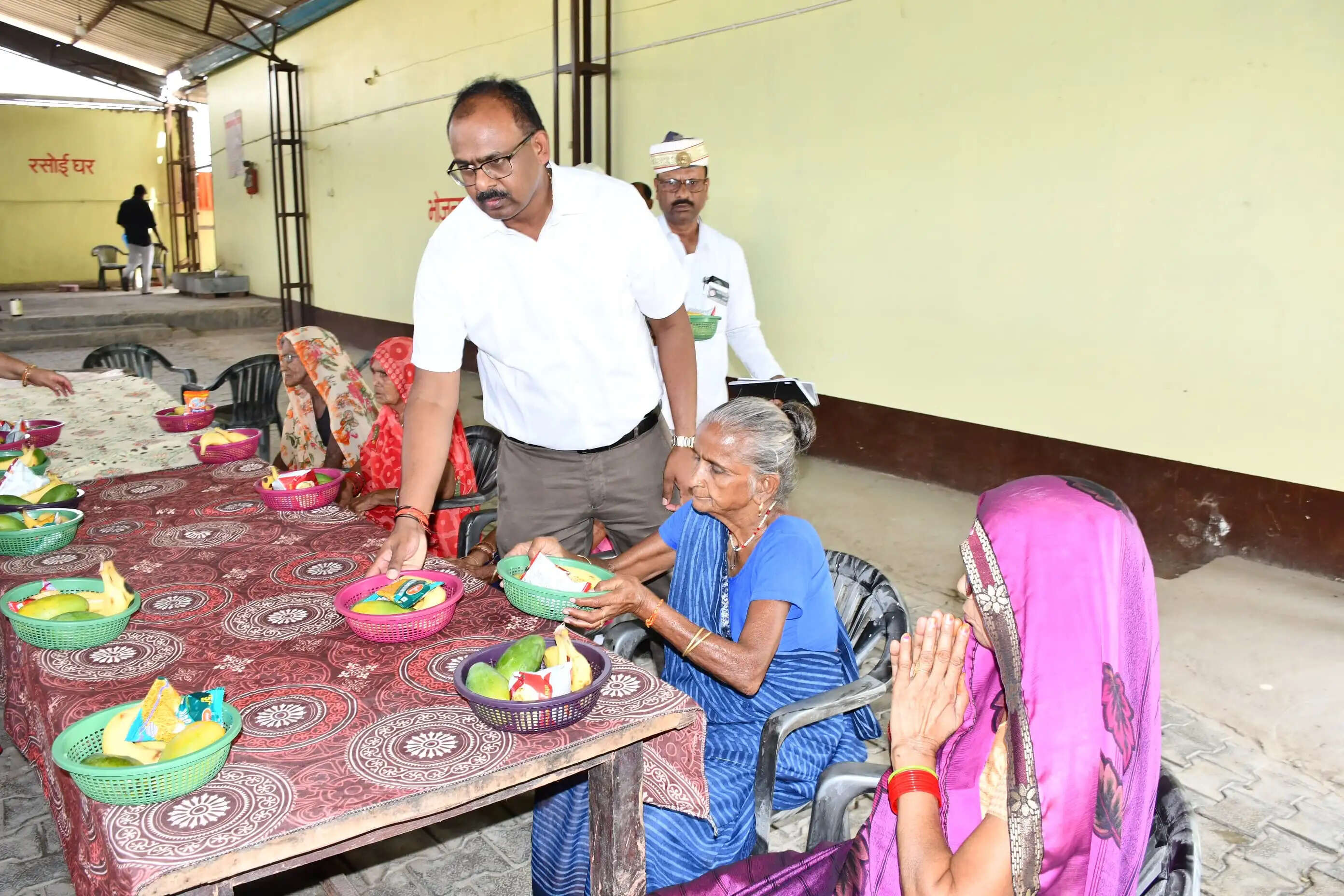 बुजुर्गों को केवल सहानभूति नहीं बल्कि समानभूति और ममता की होती है आवश्यकता - जिलाधिकारी