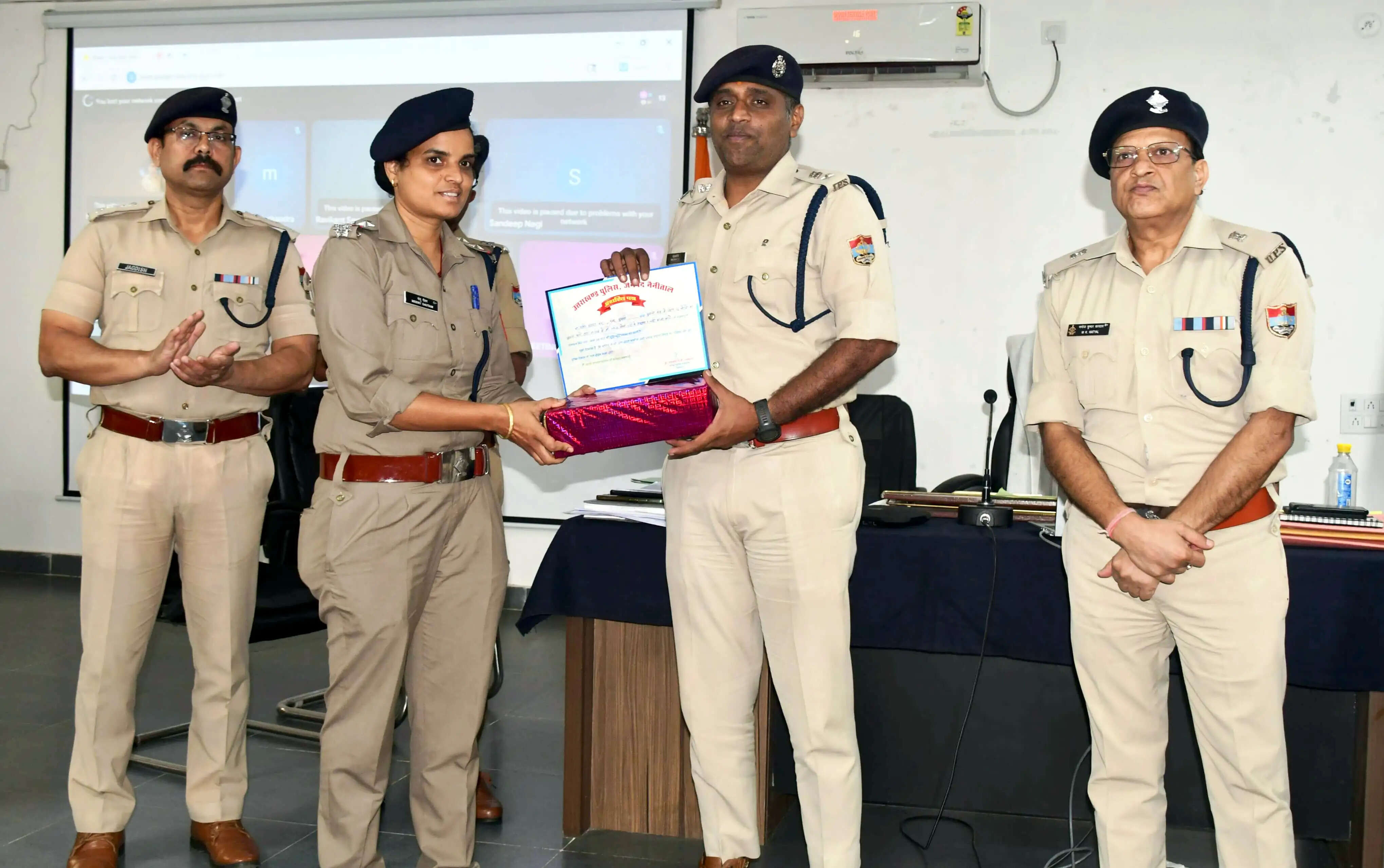 मासिक अपराध समीक्षा गोष्ठी में 39 पुलिसकर्मी सम्मानित