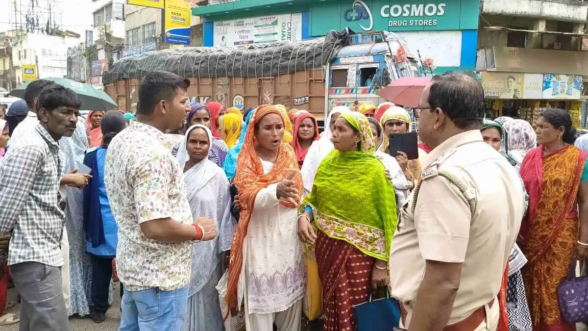 अन्नपूर्णा की राशि नहीं मिलने पर बंगाल के कई जिलों में महिलाओं का आक्रोश, सड़कों पर उतरकर प्रदर्शन