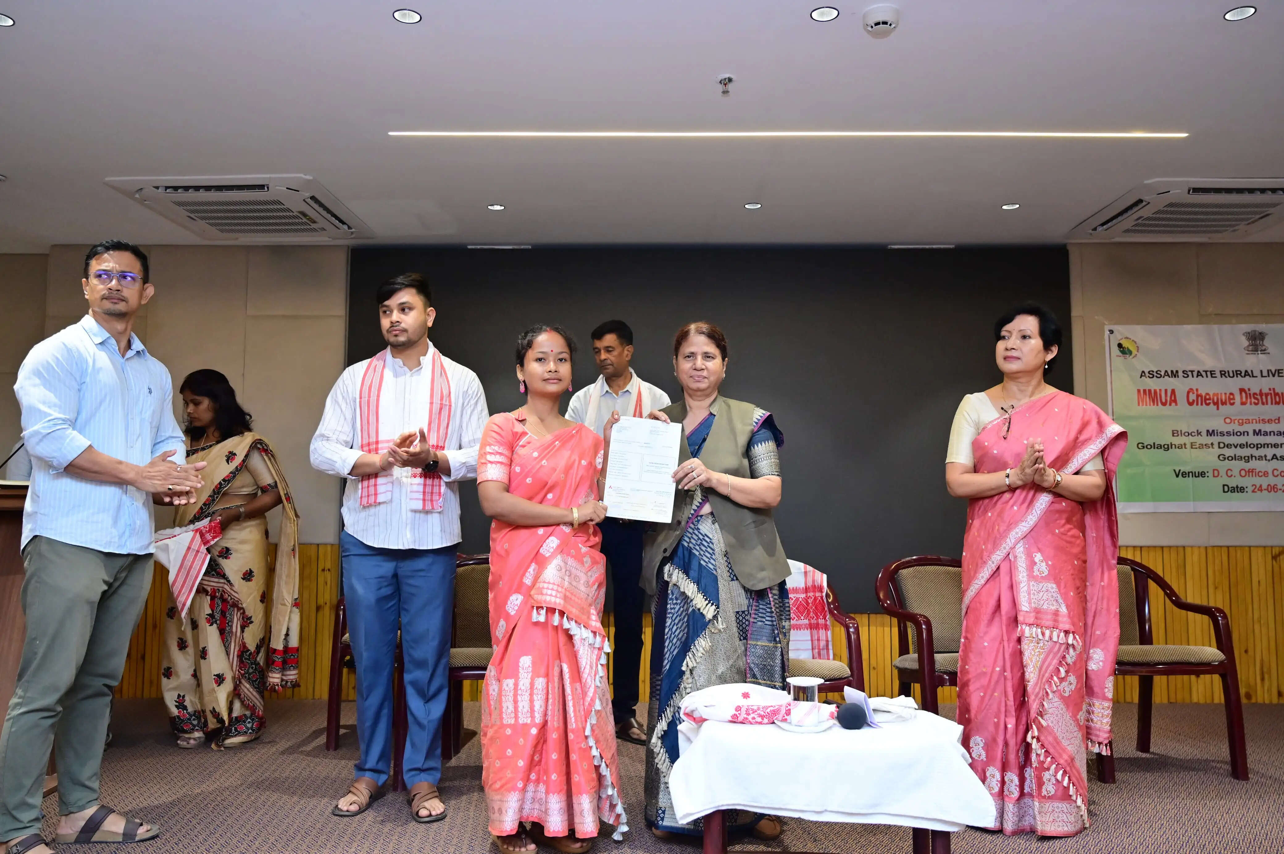 विकास कार्यों की समीक्षा करने गोलाघाट पहुंचीं अजंता नेओग, लंबित परियोजनाओं में तेजी लाने के निर्देश