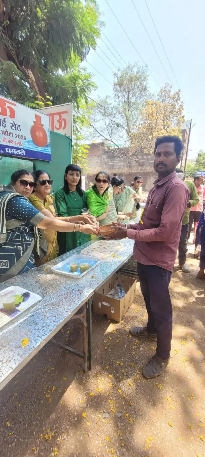 तपती दोपहर में राहत: गन्ने का रस पिलाया, चिड़ियों के लिए सकोरे बांटे