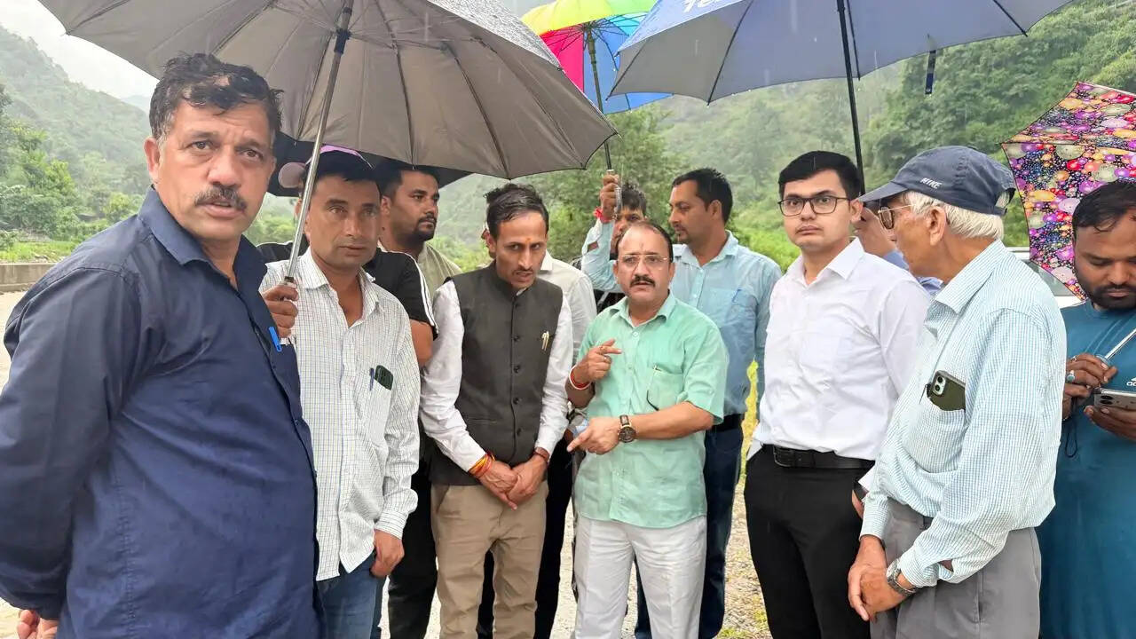 ओबीसी आयोग के अध्यक्ष ने लिया बारिश से हुए नुकसान का जायजा