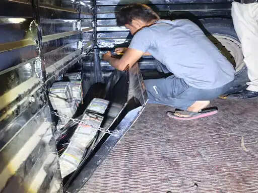 दुर्ग में पिकअप वाहन से चार करोड़ की संदिग्ध नकदी बरामद