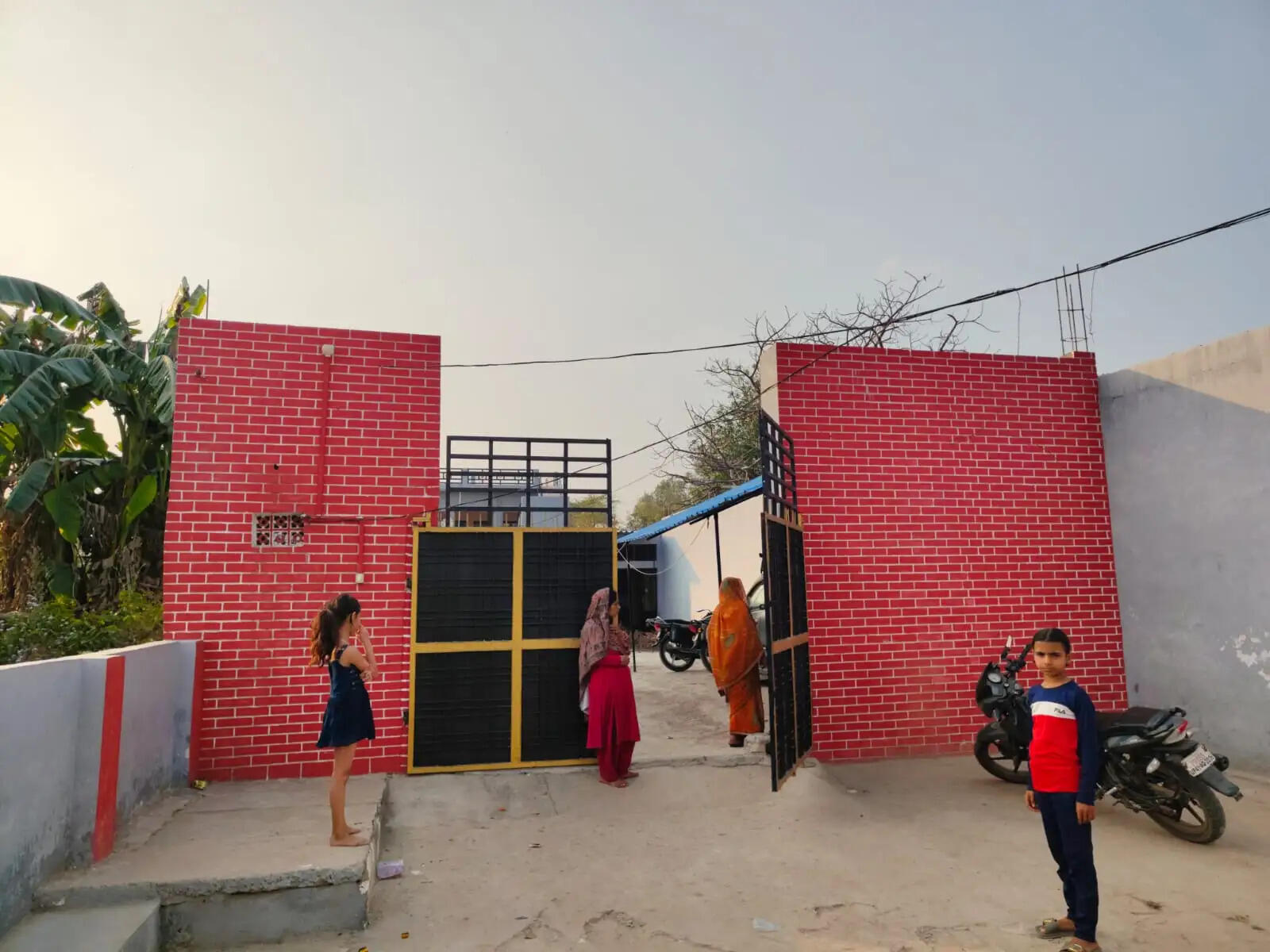 घर का ताला तोड़ कर चोर जेवरात समेत नगदी लेकर फरार, शादी में गया था परिवार