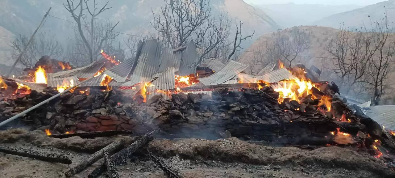 मोरी के डामटी गांव में तीन मंजिला इमारत आग से जलकर राख