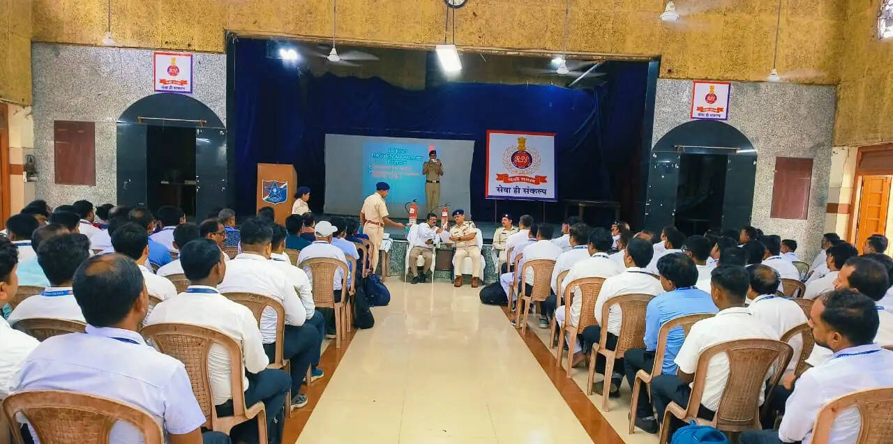 खड़गपुर मंडल में रेलकर्मियों को अग्निशमन और अग्नि सुरक्षा प्रशिक्षण