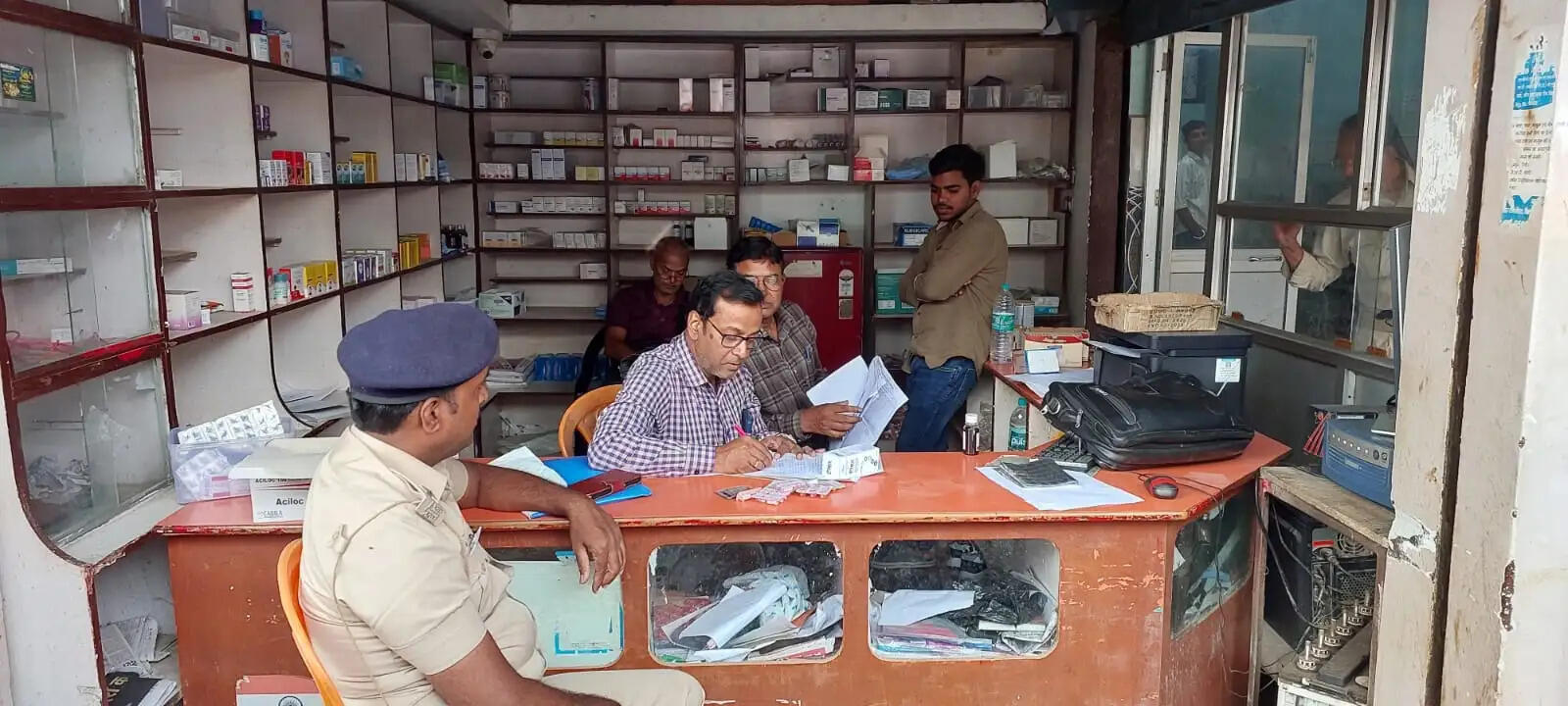 दवा दुकानों में शिकायत पर औषधि विभाग की टीम ने की छापेमारी