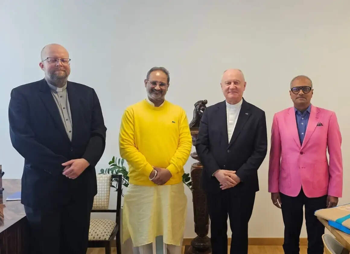 पोलैंड में “बेयरफुट इन इंडिया” प्रदर्शनी का डॉ. पंड्या ने किया उद्घाटन