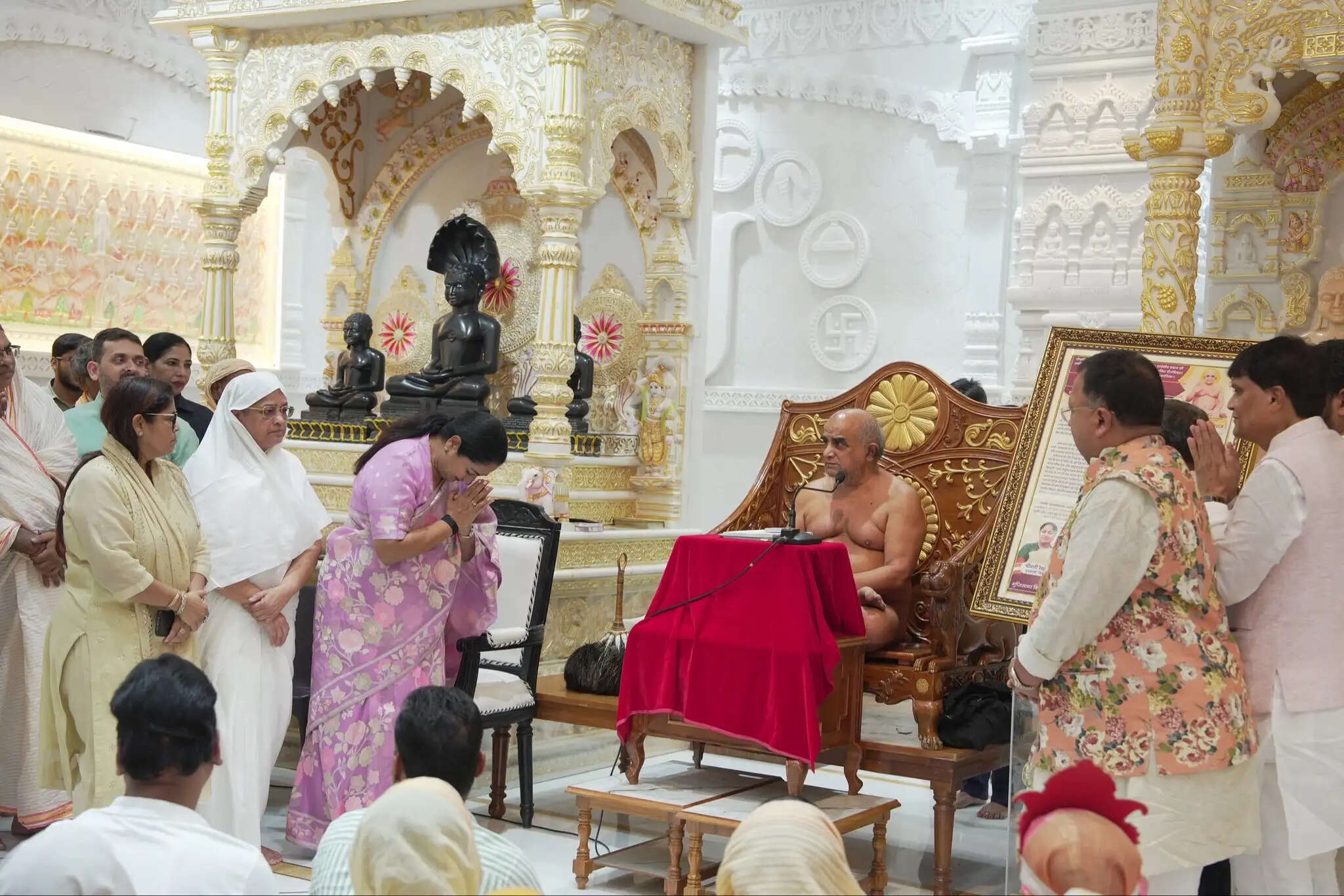 मुख्यमंत्री श्री 1008 दिगंबर जैन मंदिर में आयोजित वेदी प्रतिष्ठा समारोह हुईं शामिल