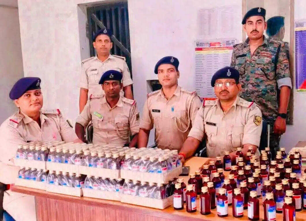 फारबिसगंज पुलिस ने घर में छापेमारी कर प्रतिबंधित 251 बोतल कोडीन कफ सिरप किया बरामद