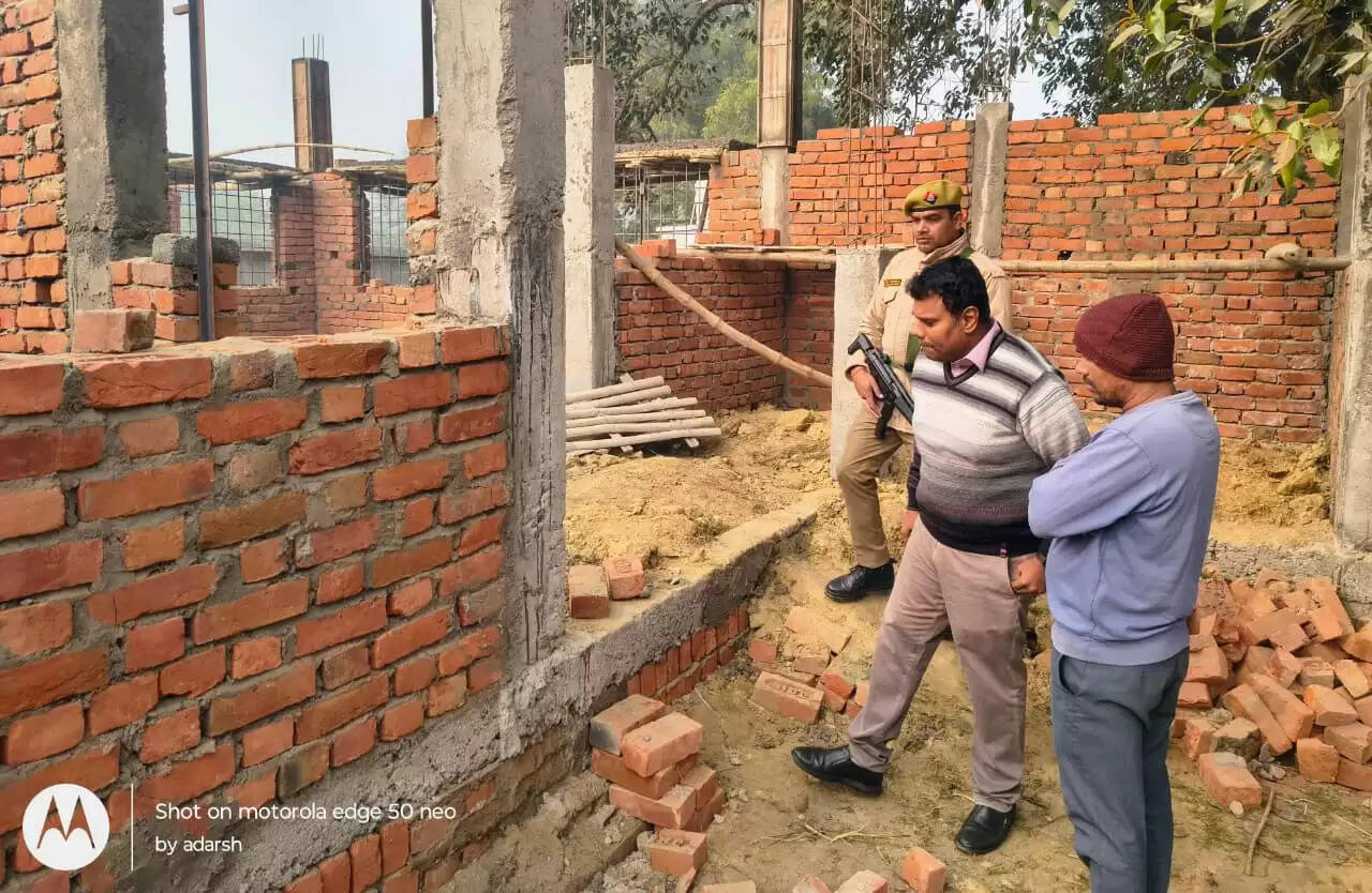 डीएम के निरीक्षण में लापरवाह शिक्षकों पर गिरी गाज