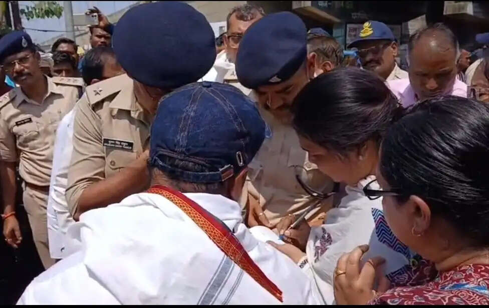 जबलपुरः अवैध उत्खनन कार्रवाई के दौरान युवक की मौत पर ग्रामीणों का चक्काजाम