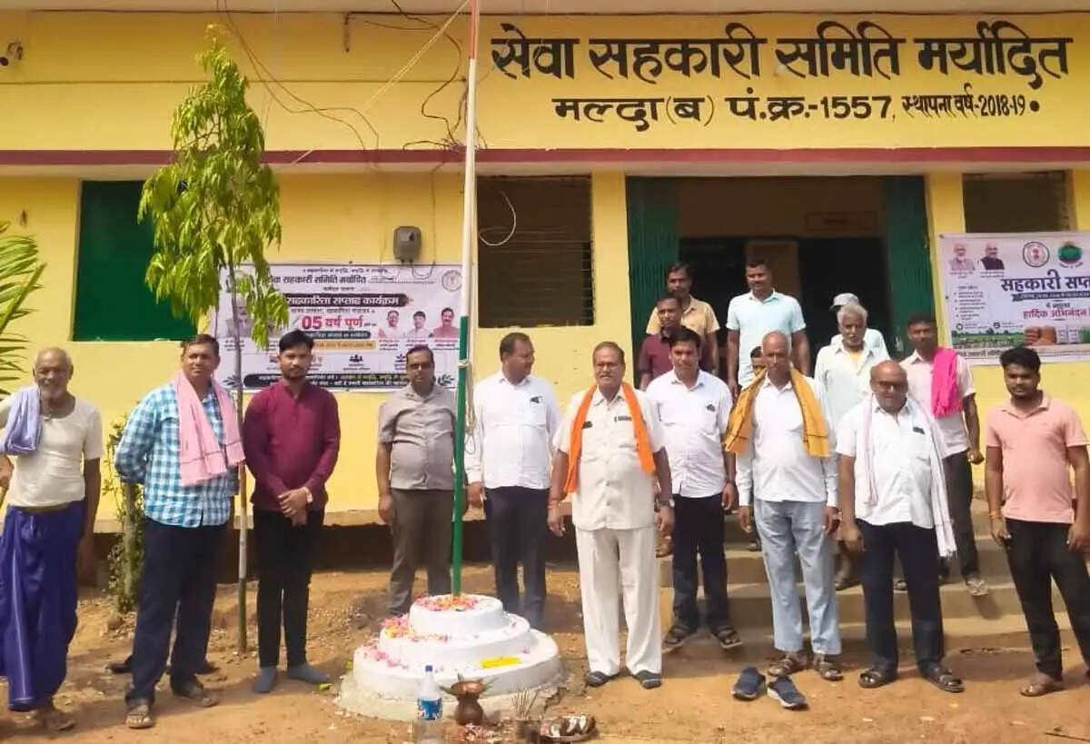 सहकारिता सप्ताह : सोसायटियों में ध्वजारोहण, उप-नियमों की जानकारी पाकर जागरूक हुए किसान