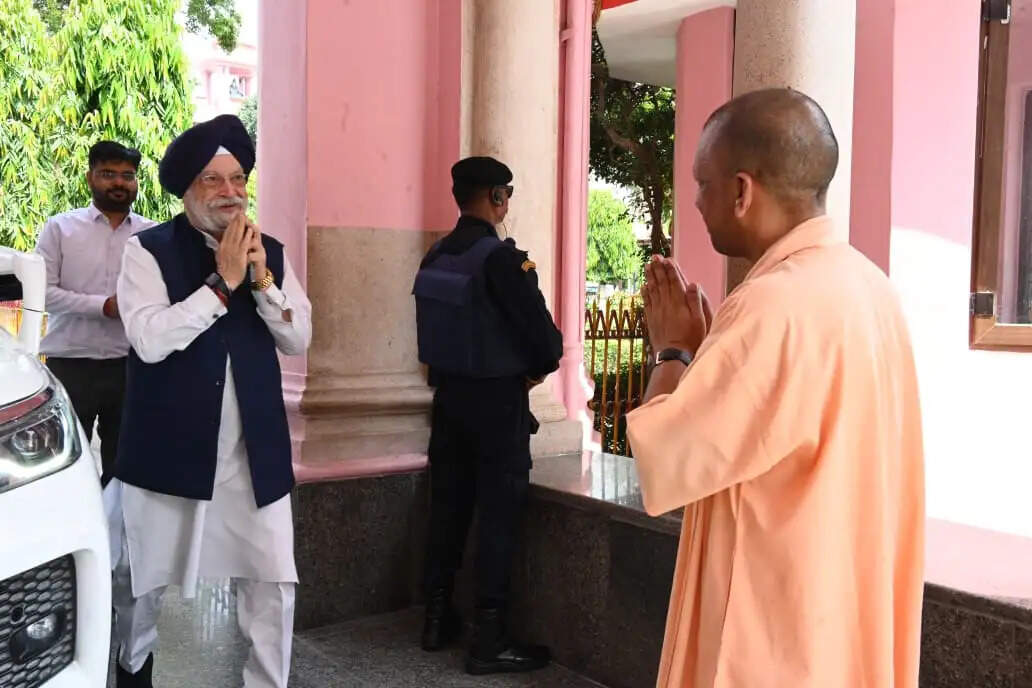 केंद्रीय पेट्रोलियम मंत्री ने किया गुरु गोरखनाथ का दर्शन-पूजन