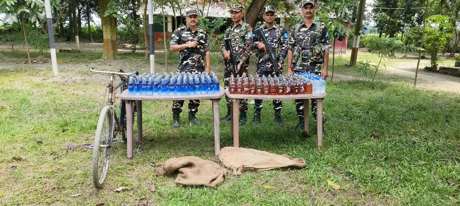 भारत-नेपाल सीमा पर 231 लीटर नेपाली शराब जब्त, दो गिरफ्तार