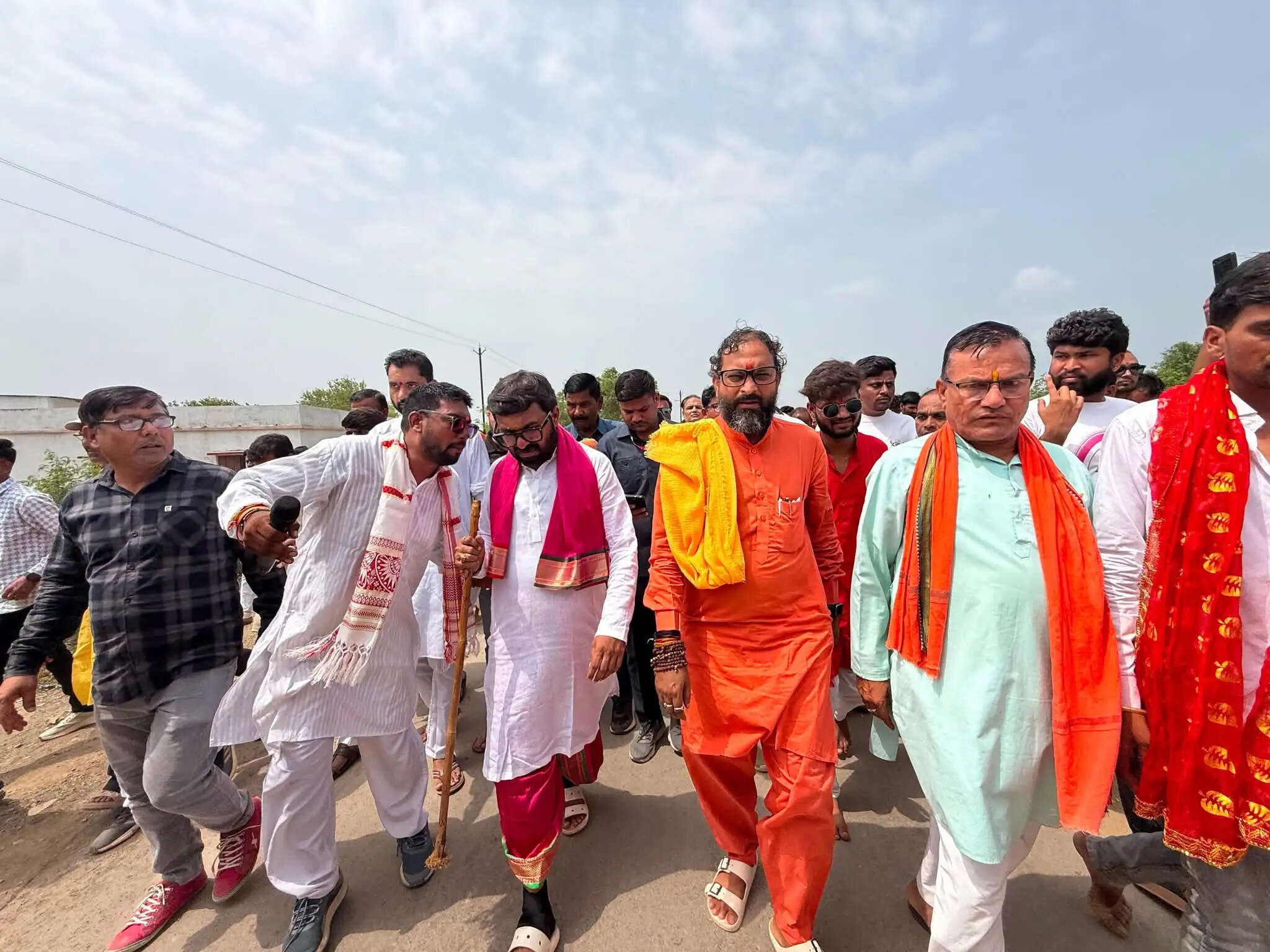 छिंदवाड़ाः सांसद बंटी विवेक साहू ने मैहर के मां शारदा धाम में साष्टांग दंडवत करते हुए पहुंचकर टेका माथा