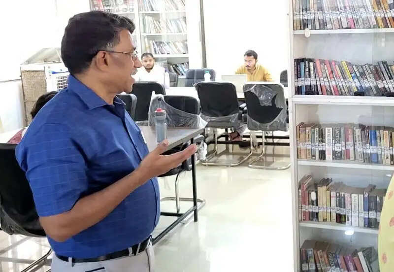 सार्वजनिक वाचनालय अध्ययन ज्ञान और वैज्ञानिक सोच के हैं महत्वपूर्ण केंद्र : अपर आयुक्त वानखेड़े