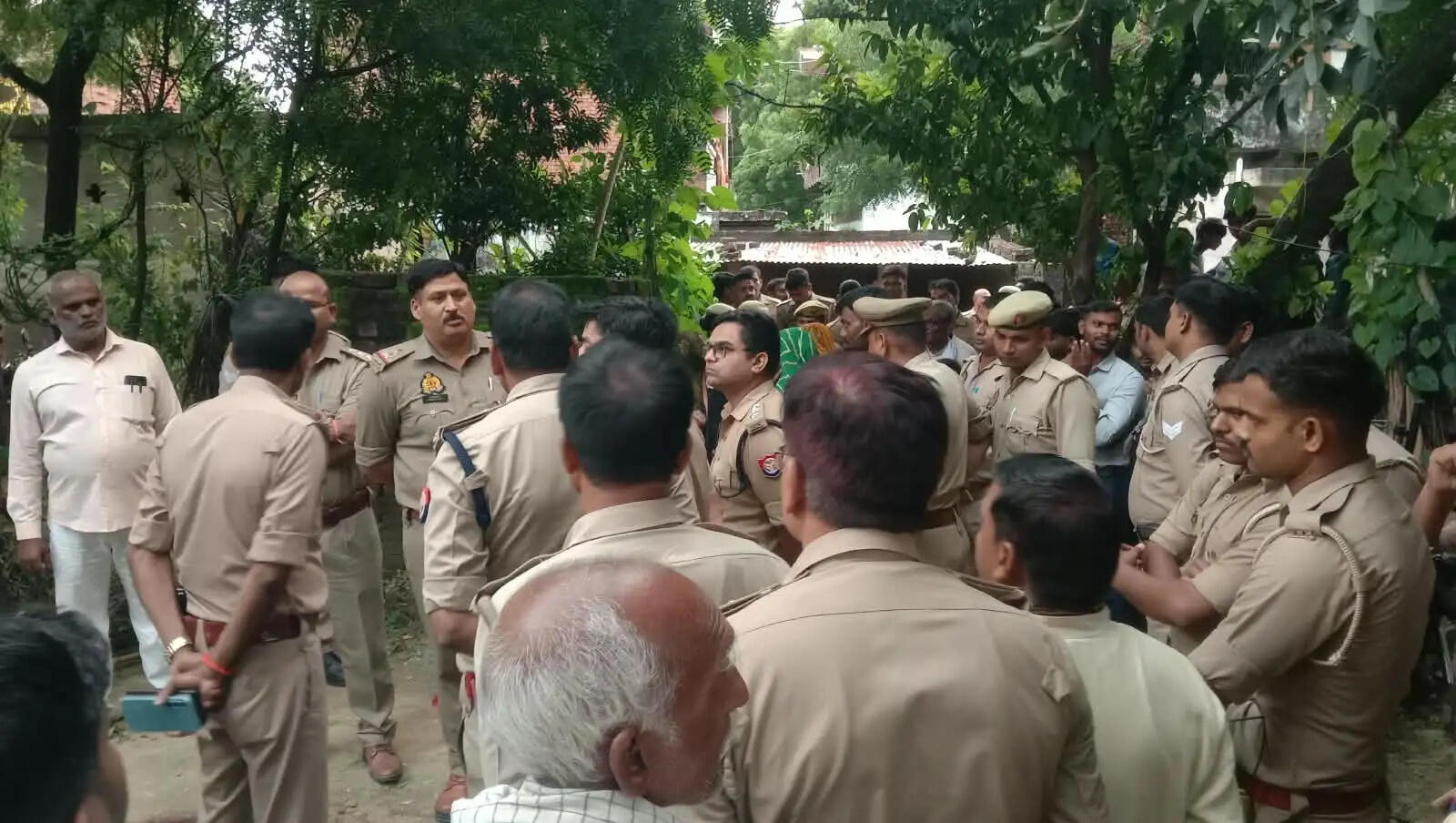 मां के पेंशन और जमीन के विवाद में बेटे ने मां-बहन की कुल्हाड़ी से मारकर की हत्या