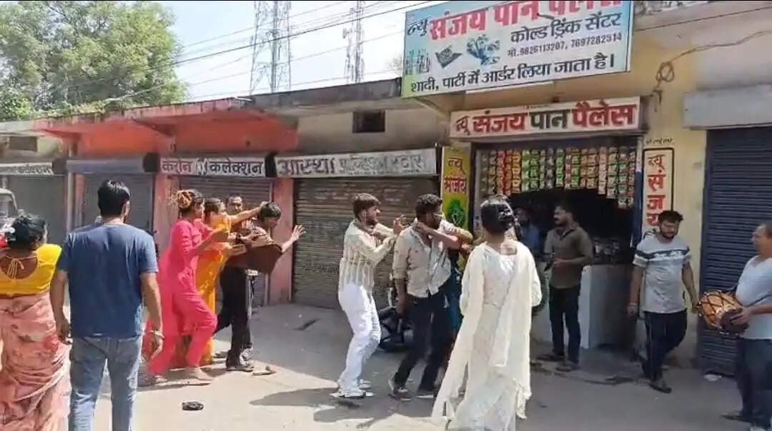 दीपका में किन्नर समुदाय और अन्य लोगों के बीच विवाद, मारपीट का वीडियो सामने आया