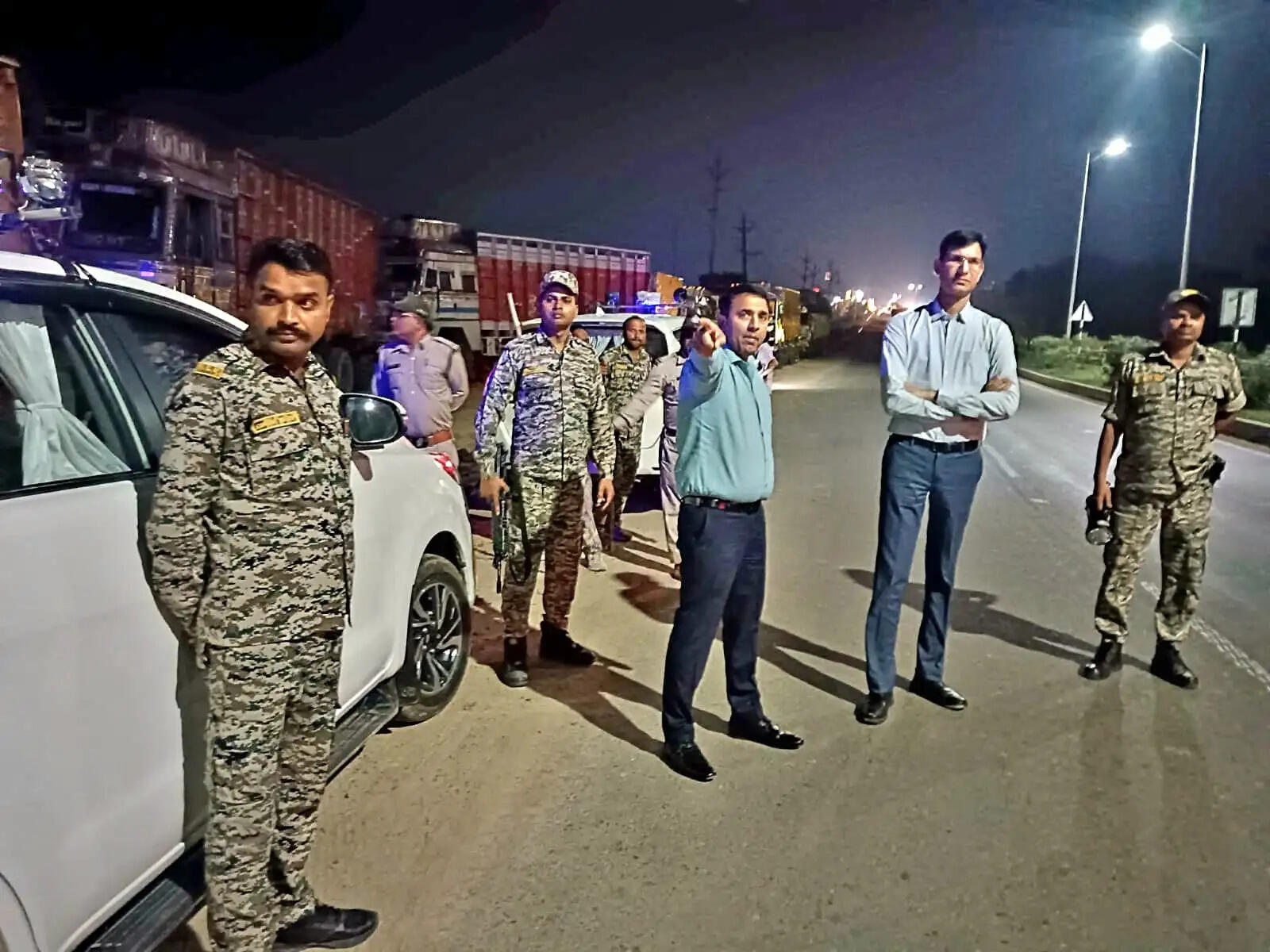 मुरैनाः चंबल में अवैध रेत उत्खनन रोकने कलेक्टर-एसपी ने रात ढाई बजे तक एसएएफ चौकियों का किया निरीक्षण