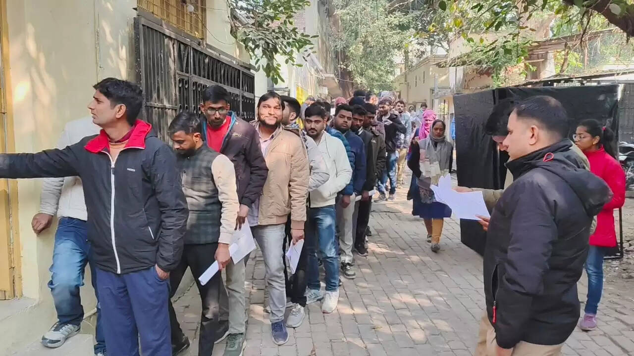 मुरादाबाद : दूसरे दिन 43.53 फ़ीसदी परीक्षार्थियों ने छोड़ी एलटी ग्रेड की परीक्षा