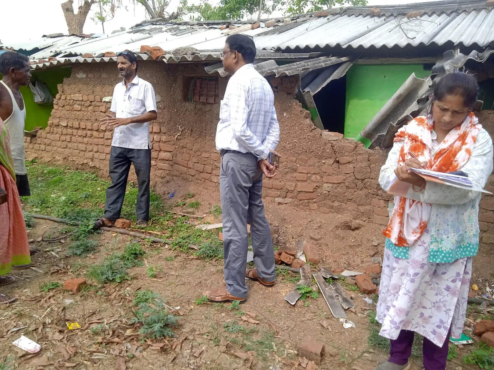 अनूपपुर: रात भर चार हाथियों ने मचाया हंगामा, तोडे मकान, खेतों में लगी फसलों को खाया और रौदा