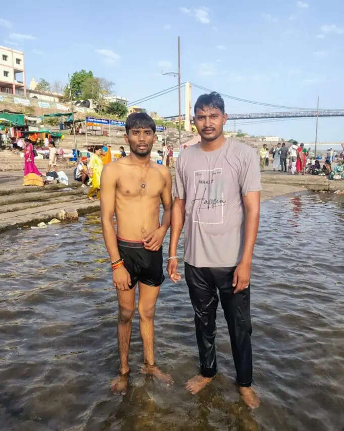 खंडवा पुलिस की सतर्कता से युवक की बची जान, नर्मदा नदी में डूबते देख आरक्षक ने सुरक्षित बाहर निकाला
