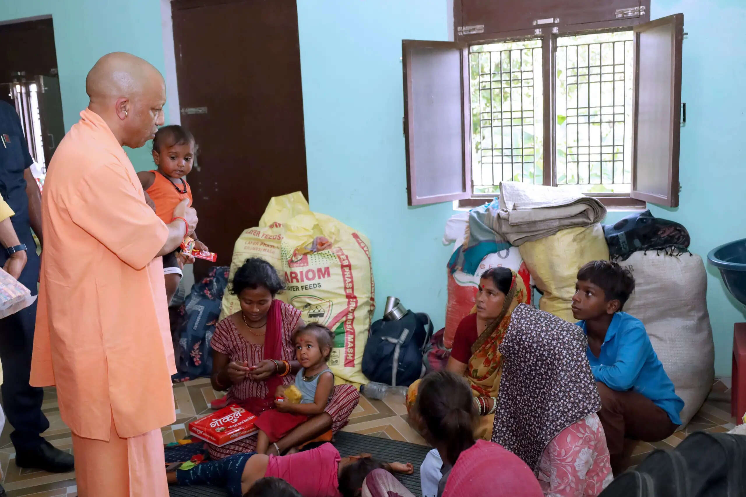 एपी तटबंध का हाल जानने को कुशीनगर में ग्राउंड जीरो पर पहुंचे सीएम&nbsp;मुख्यमंत्री योगी