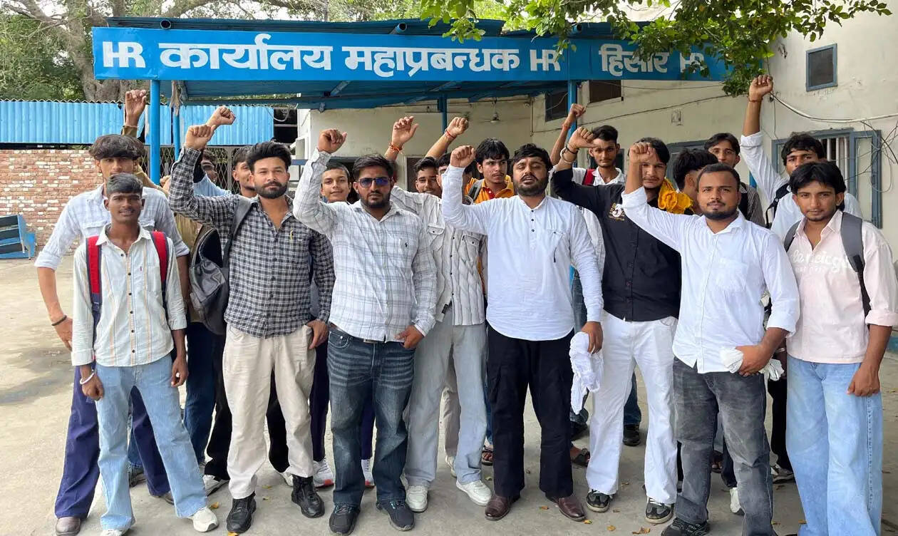 हिसार : बसों की कमी से परेशान छात्रों का जीएम कार्यालय पर प्रदर्शन, एक सप्ताह का अल्टीमेटम