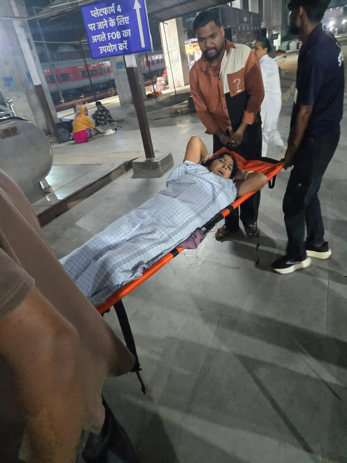 चलती ट्रेन से उतरते समय गिरी महिला यात्री, रेलवे कर्मचारियों की तत्परता से बची जान