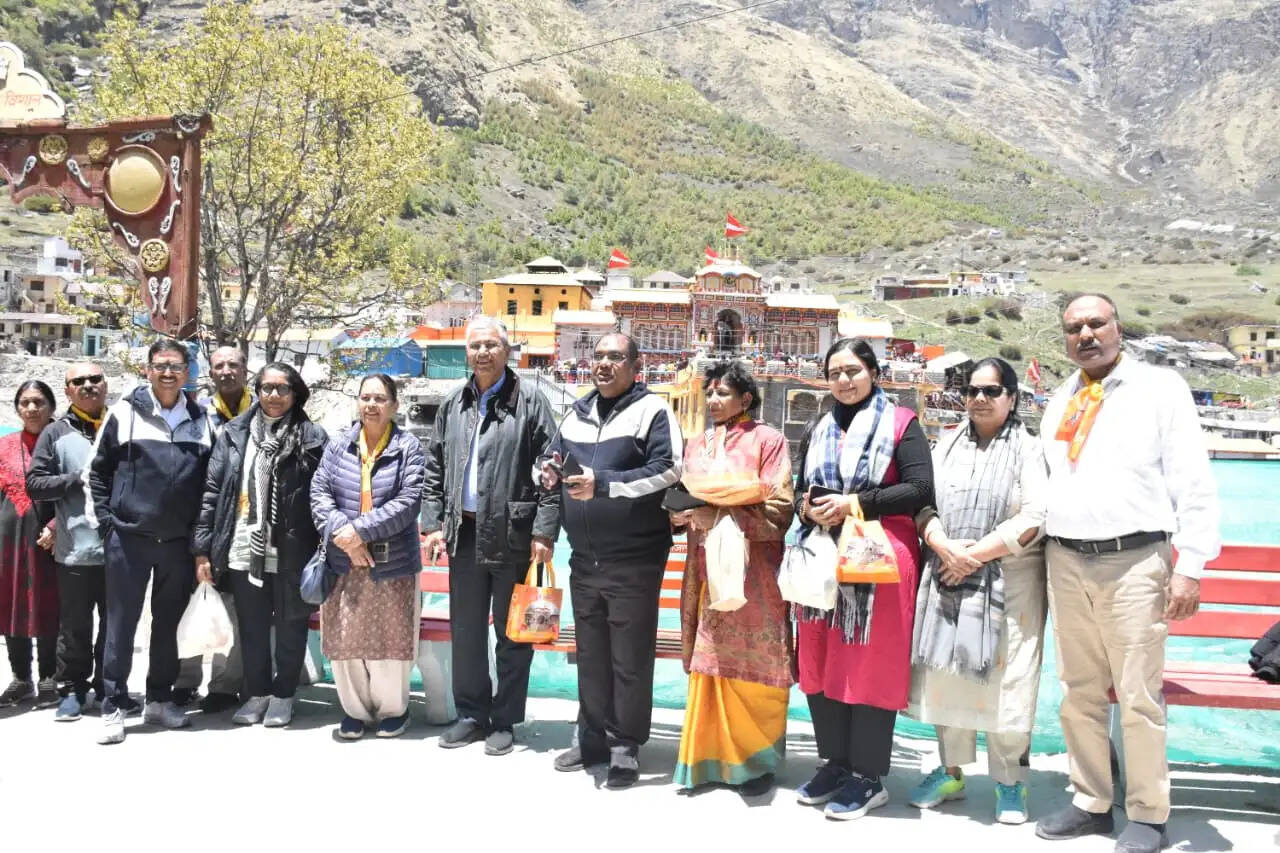 संसदीय स्थायी समिति के अध्यक्ष और सदस्यों ने किए बदरीनाथ धाम के दर्शन