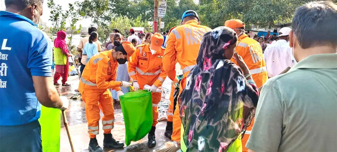 हरकी पौड़ी के घाटों पर प्रशासन ने अतिक्रमण हटाकर दिया स्वच्छता का संदेश