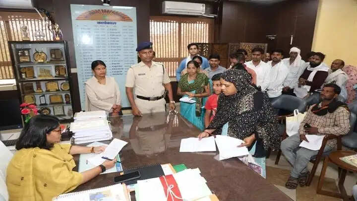 ग्वालियरः जन-सुनवाई में दो जरूरतमंद महिलाओं को मिली आर्थिक मदद