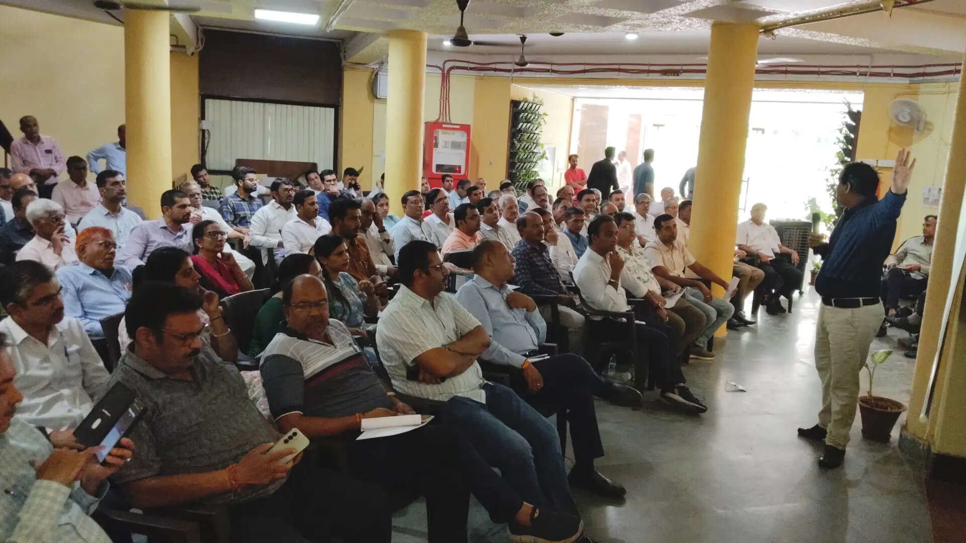 सेमिनार में दी नए आयकर कानून में बदलाव की जानकारी