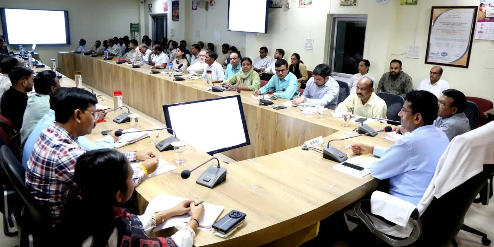 दमोह में समीक्षा बैठक: कलेक्टर ने विभागीय कार्यों की प्रगति परखी, लापरवाही पर जताई नाराजगी