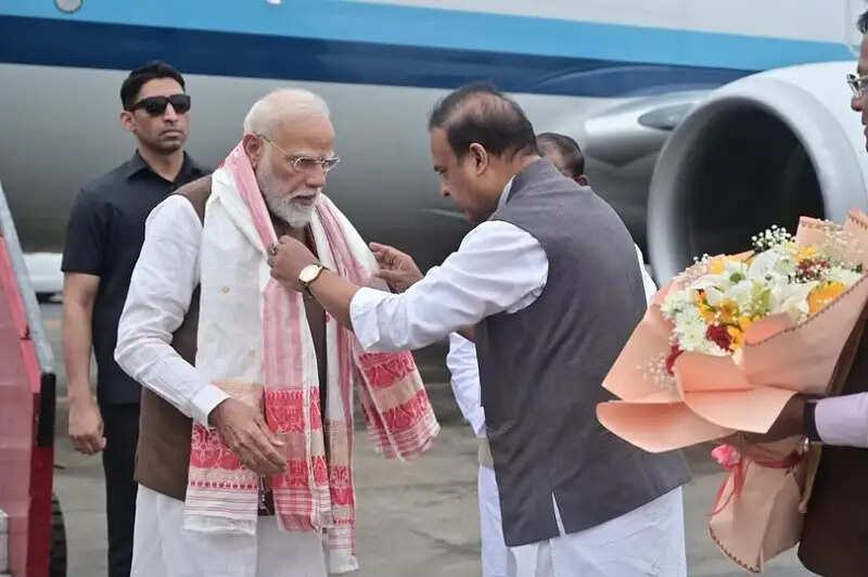 दो दिवसीय असम दौरे पर गुवाहाटी पहुंचे प्रधानमंत्री मोदी