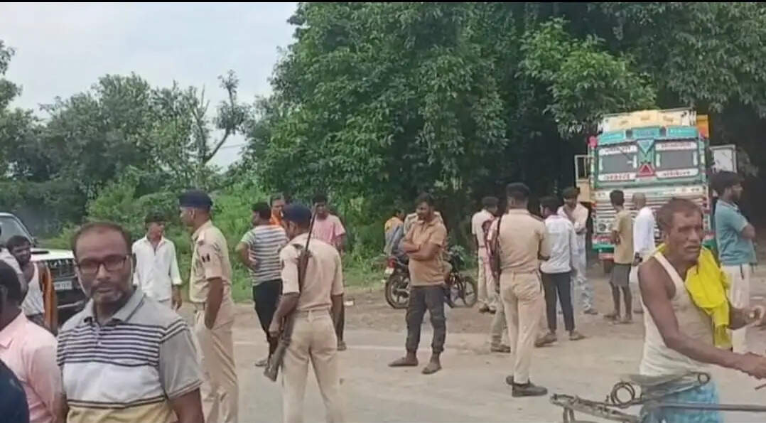 सारण के डोरीगंज में तेज रफ्तार बाइक की चपेट में आने से महिला की मौत, सड़क जाम