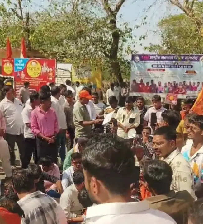 झाबुआ: दंडवत प्रणाम यात्री का ज्ञापन लेने नहीं आईं कलेक्टर; जद्दोजहद के बाद विरोध स्वरूप किया गया हनुमान चालीसा का पाठ